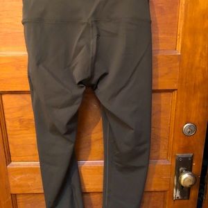 Army green lululemon cropped wunder under leggings